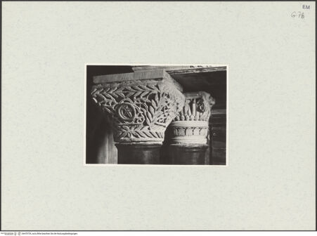 Vorderseite von unbekannt [https://www.deutsche-digitale-bibliothek.de/content/lizenzen/rv-fz/] Säulen und Kapitelle des Bischofs Agnello - Kapitelle links (während in der Cappella delle Reliquie), bh470729_recto. Foto.