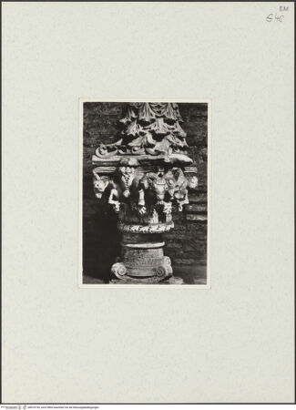 Vorderseite von unbekannt [https://www.deutsche-digitale-bibliothek.de/content/lizenzen/rv-fz/] Komposites Blattkapitell mit Widderköpfen - Gesamtansicht (mit einem ionischen und einem blattförmigen Kapitell), bh470734_recto. Foto.