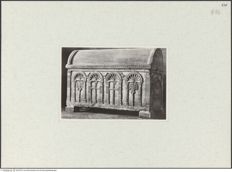 Vorderseite von unbekannt [https://www.deutsche-digitale-bibliothek.de/content/lizenzen/rv-fz/] Sarkophag mit Kreuz, Chrismon, Agnus Dei und Palmen - Seitenansicht von rechts, bh470737_recto. Foto.