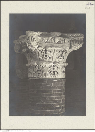 Vorderseite von Museo Nazionale? [https://www.deutsche-digitale-bibliothek.de/content/lizenzen/rv-ez/] Kompositkapitell mit Akanthusblättern und Voluten - Gesamtansicht, bh470739_recto. Foto.