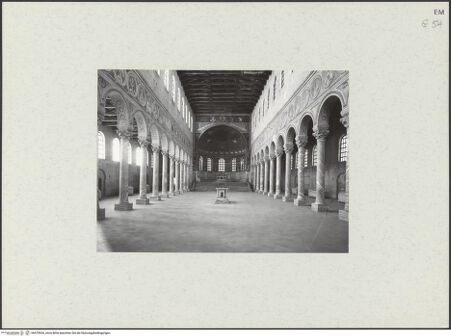 Vorderseite von DAI [https://www.deutsche-digitale-bibliothek.de/content/lizenzen/rv-ez/] Sant'Apollinare in ClasseMittelschiff und Arkaden - Ansicht von Westen, bh470936_recto. Foto.