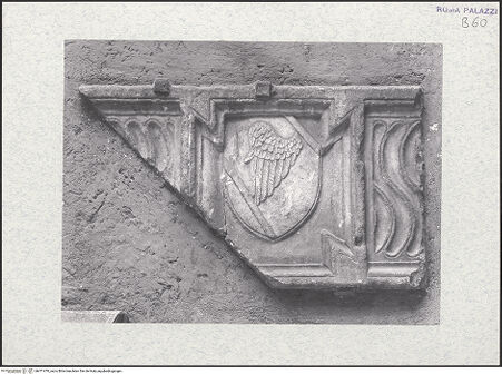 Vorderseite von Bibliotheca Hertziana [https://www.deutsche-digitale-bibliothek.de/content/lizenzen/rv-fz/] Fragment eines antiken Sarkophags mit einem später hinzugefügten Wappen - , bh471470_recto. Foto.