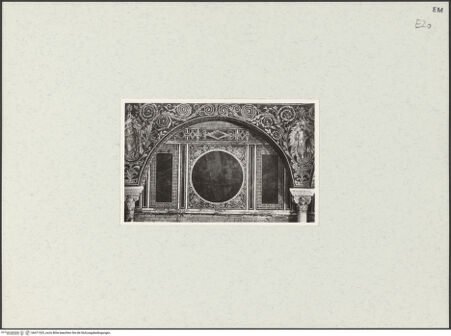 Vorderseite von unbekannt [https://www.deutsche-digitale-bibliothek.de/content/lizenzen/rv-fz/] Mosaikdekoration der Kuppel, der Pendentifs und der SockelzoneSockelzone: Propheten in Ranken. Im Innern der Bögen: Opus Sectile mit geometrischem Ornament - Detail der Sockelzone, bh471525_recto. Foto.