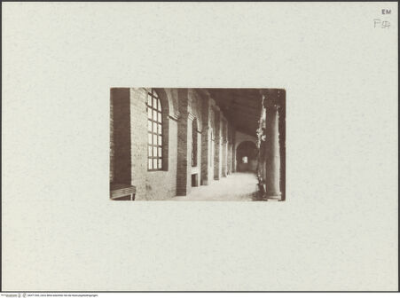 Vorderseite von unbekannt [https://www.deutsche-digitale-bibliothek.de/content/lizenzen/rv-fz/] Sant'Apollinare NuovoAußenbauKreuzgang - Südwand der Kirche (Nordseite des Kreuzgangs), bh471545_recto. Foto.