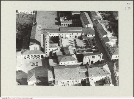 Vorderseite von Fotocielo [https://www.deutsche-digitale-bibliothek.de/content/lizenzen/rv-ez/] Sant'Apollinare NuovoAußenbau - Luftaufnahme der Gesamtanlage von Westen (rechts: Palazzo di Teodorico (sog.), San Salvatore "ad Calchem"), bh471551_recto. Foto.