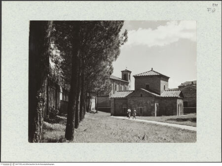 Vorderseite von Kidder Smith, G. E. (New York) [https://www.deutsche-digitale-bibliothek.de/content/lizenzen/rv-ez/] Mausoleo di Galla PlacidiaAußenbau - Ansicht von Südwesten, bh471555_recto. Foto: Kidder Smith, G. E. (New York).