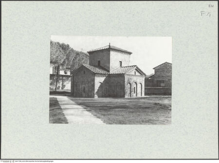 Vorderseite von DAI [https://www.deutsche-digitale-bibliothek.de/content/lizenzen/rv-ez/] Mausoleo di Galla PlacidiaAußenbau - Ansicht von Südwesten, bh471556_recto. Foto.