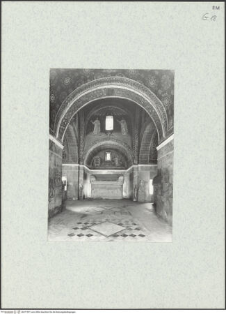 Vorderseite von DAI [https://www.deutsche-digitale-bibliothek.de/content/lizenzen/rv-ez/] Mausoleo di Galla PlacidiaInnenraum - Ansicht von Norden, bh471557_recto. Foto.