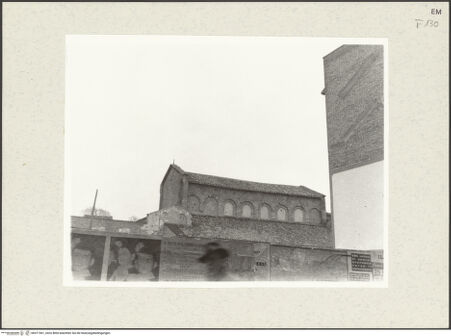 Vorderseite von Bibliotheca Hertziana [https://www.deutsche-digitale-bibliothek.de/content/lizenzen/rv-fz/] Chiesa dello Spirito SantoAußenbau - Ansicht von Südwesten: Obergaden, bh471561_recto. Foto: Krautheimer, Richard.