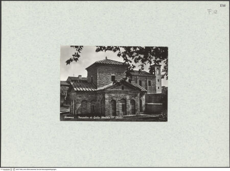 Vorderseite von unbekannt [https://www.deutsche-digitale-bibliothek.de/content/lizenzen/rv-fz/] Mausoleo di Galla PlacidiaAußenbau - Ansicht von Südwesten, bh471566_recto. Foto.