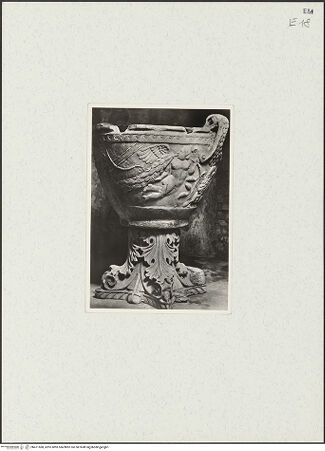 Vorderseite von unbekannt [https://www.deutsche-digitale-bibliothek.de/content/lizenzen/rv-fz/] Volutenkrater, zweiter Taufstein des Baptisteriums - Gesamtansicht, bh471588_recto. Foto.