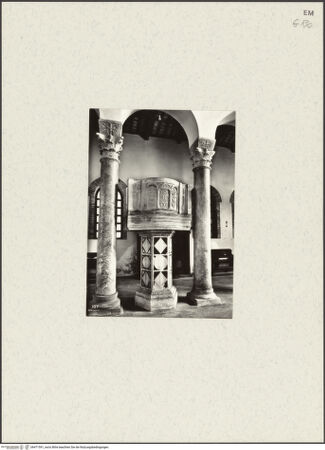 Vorderseite von unbekannt [https://www.deutsche-digitale-bibliothek.de/content/lizenzen/rv-fz/] Ambo auf einem Renaissance-Pfeiler montiert - Gesamtansicht, bh471591_recto. Foto.