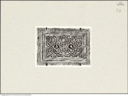 Vorderseite von unbekannt [https://www.deutsche-digitale-bibliothek.de/content/lizenzen/rv-fz/] Schranke mit Vögel - Gesamtansicht, bh471593_recto. Foto.