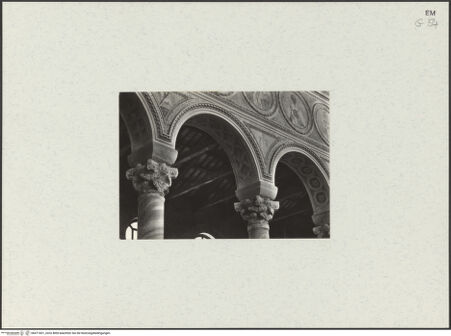 Vorderseite von unbekannt [https://www.deutsche-digitale-bibliothek.de/content/lizenzen/rv-fz/] Sant'Apollinare in ClasseMittelschiff und Arkaden - Mittelschiffarkaden, Detail, bh471601_recto. Foto.