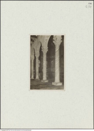 Vorderseite von Bibliotheca Hertziana [https://www.deutsche-digitale-bibliothek.de/content/lizenzen/rv-fz/] Sant'Apollinare in ClasseNördliches Seitenschiff - Detail der Nordarkade und Blick in die Apsis von Nordwesten, bh471603_recto. Foto.