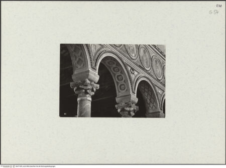 Vorderseite von unbekannt [https://www.deutsche-digitale-bibliothek.de/content/lizenzen/rv-fz/] Sant'Apollinare in ClasseMittelschiff und Arkaden - Mittelschiffsarkaden, Detail, bh471605_recto. Foto.