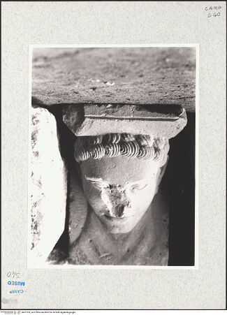 Vorderseite von Bibliotheca Hertziana [https://www.deutsche-digitale-bibliothek.de/content/lizenzen/rv-fz/] Konsole mit weiblichem Kopf - Frontalansicht (von oben), bh471810_recto. Foto.