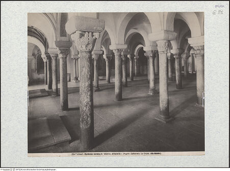 Vorderseite von Alinari [https://www.deutsche-digitale-bibliothek.de/content/lizenzen/rv-ez/] CattedraleKrypta - Innenansicht von Nordwesten, bh472236_recto. Foto.