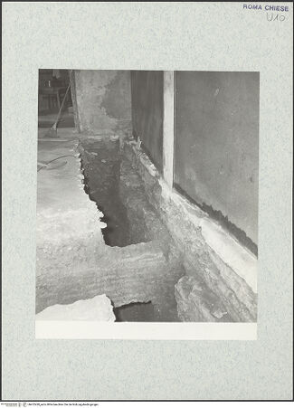 Vorderseite von Sopr.Mon.Laz. [https://www.deutsche-digitale-bibliothek.de/content/lizenzen/rv-ez/] Santo Stefano Rotondo - Inneres, nordöstlicher Sektor, Fundment der Trennmauer und Mauer des Abwassergrabens, während der Ausgrabung von 1959 S. Corbett), bh472428_recto. Foto.