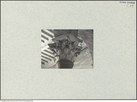 Vorderseite von Corbett, Spencer [https://www.deutsche-digitale-bibliothek.de/content/lizenzen/rv-ez/] Santo Stefano RotondoKapelle der Heiligen Primus und Felicianus - Inneres, Säule zur östlichen Kapelle (Cappella dei Santi Primo e Feliciano) Detail: Kapitell, bh472452_recto. Foto: Corbett, Spencer.