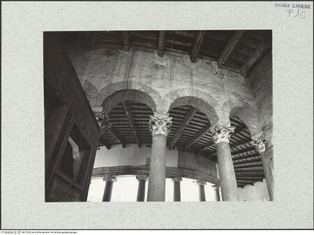 Vorderseite von Fototeca dell'Unione Internazionale presso l'American Academy in Rome [https://www.deutsche-digitale-bibliothek.de/content/lizenzen/rv-ez/] Santo Stefano RotondoKapelle der Heiligen Primus und Felicianus - Inneres, Säulen zur östlichen Kapelle (Cappella dei Santi Primo e Feliciano), bh472453_recto. Foto.