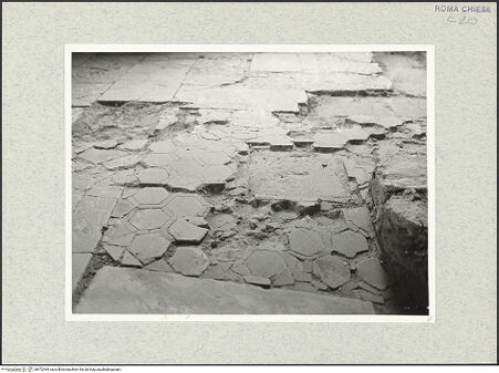 Vorderseite von Bibliotheca Hertziana [https://www.deutsche-digitale-bibliothek.de/content/lizenzen/rv-fz/] Santi Quattro Coronati - Fußboden im einstigen nördlichen Seitenschiff?, bh472464_recto. Foto.