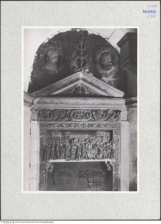 Vorderseite von Bibliotheca Hertziana [https://www.deutsche-digitale-bibliothek.de/content/lizenzen/rv-fz/] Portale del TrionfoVorderseite zur Sala dei Baroni mit dem Einzug König Alfonsos in Neapel - Obere Hälfte des Portals mit Giebel, bh472778_recto. Foto.