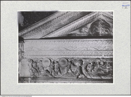 Vorderseite von Bibliotheca Hertziana [https://www.deutsche-digitale-bibliothek.de/content/lizenzen/rv-fz/] Portale del TrionfoVorderseite zur Sala dei Baroni mit dem Einzug König Alfonsos in Neapel - Fries mit mythologischen Szenen und dekorativer Giebelaufsatz, Detail, bh472813_recto. Foto.