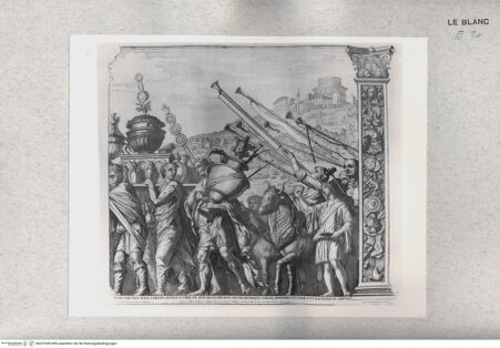 Vorderseite von Istituto Nazionale per la Grafica [http://creativecommons.org/publicdomain/mark/1.0/] Civilii Caesaris Dictatoris Triumphi ...Tafel 4: Kriegsbeuteträger und Trompeter - , bh472949. Foto.
