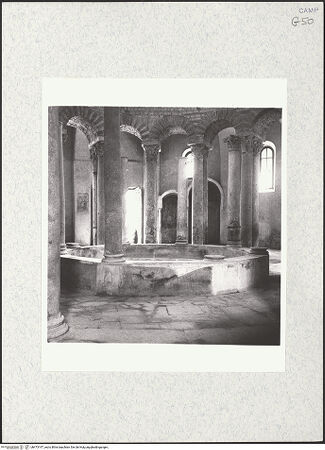 Vorderseite von Bibliotheca Hertziana [https://www.deutsche-digitale-bibliothek.de/content/lizenzen/rv-fz/] Santa Maria Maggiore - Ansicht des zentralen Säulenkranzes, bh473197_recto. Foto.