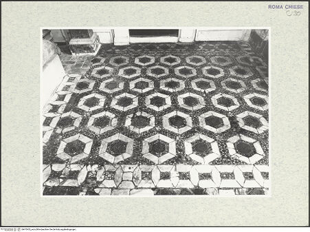 Vorderseite von Sopr. BAS ROMA [https://www.deutsche-digitale-bibliothek.de/content/lizenzen/rv-ez/] Santa Maria in Aracoeli - Presbyterium, Paviment, Kosmatenarbeit, 13. Jh., bh473453_recto. Foto.