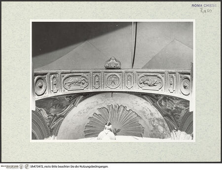 Vorderseite von Sopr. BAS ROMA [https://www.deutsche-digitale-bibliothek.de/content/lizenzen/rv-ez/] Stuckdekoration - Eingangsbogen, Unterzug, bh473472_recto. Foto.