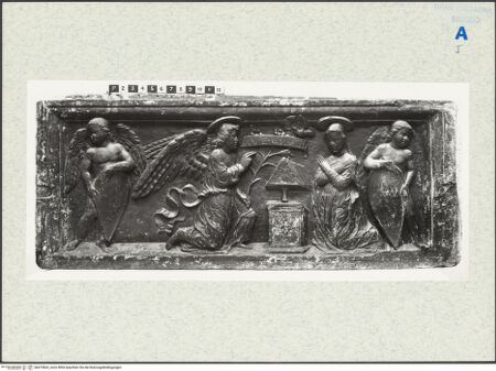 Vorderseite von Victoria and Albert Museum [https://www.deutsche-digitale-bibliothek.de/content/lizenzen/rv-ez/] Sopraporte mit Szene der Verkündigung - , bh473662_recto. Foto.