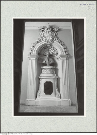 Vorderseite von Sopr. BAS ROMA [https://www.deutsche-digitale-bibliothek.de/content/lizenzen/rv-ez/] Denkmal mit Büste von Papst Clemens XII. - , bh473836_recto. Foto.