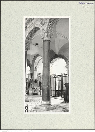 Vorderseite von Sopr. BAS ROMA [https://www.deutsche-digitale-bibliothek.de/content/lizenzen/rv-ez/] Spoliensäulenachte Säule rechts mit kompositem Kapitell - , bh474033_recto. Foto.