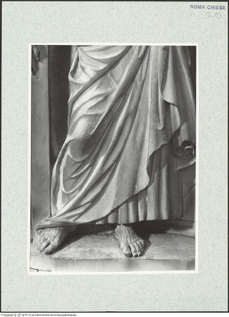 Vorderseite von Vasari [https://rightsstatements.org/page/CNE/1.0/] TabernakelpendantsTabernakel für das TaufwasserRechte Nischenfigur: heiliger Andreas (von der Rückseite des ehemaligen Hochaltars) - Detail: untere Körperpartie, bh474110_recto. Foto.