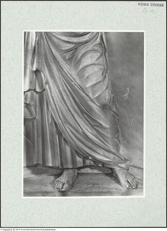 Vorderseite von Vasari [https://rightsstatements.org/page/CNE/1.0/] TabernakelpendantsTabernakel für die heiligen ÖleLinke Nischenfigur: Johannes Evangelista (von der Rückseite des ehemaligen Hochaltars) - Detail: untere Körperpartie, bh474118_recto. Foto.