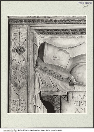 Vorderseite von Courtauld Institute, Conway Library [https://www.deutsche-digitale-bibliothek.de/content/lizenzen/rv-ez/] Grabmal des Giovanni Basso della Rovere (+1483)Liegefigur des Verstorbenen mit Inschrifttafel - Detail: Kopf, bh474125_recto. Foto.