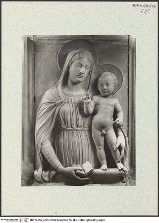 Vorderseite von Vasari [https://www.deutsche-digitale-bibliothek.de/content/lizenzen/rv-ez/] Grabmal des Kardinals Ludovico Podocatharo (+1504)Rückwand, Relief: Madonna. flankiert von Engeln - Madonna, bh474132_recto. Foto.