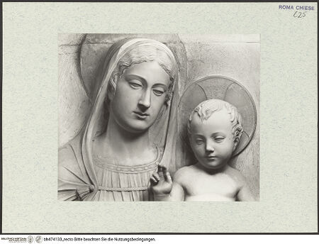 Vorderseite von Vasari [https://www.deutsche-digitale-bibliothek.de/content/lizenzen/rv-ez/] Grabmal des Kardinals Ludovico Podocatharo (+1504)Rückwand, Relief: Madonna. flankiert von Engeln - Madonna, Detail, bh474133_recto. Foto.