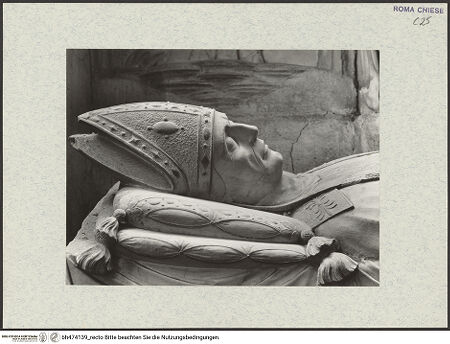 Vorderseite von Vasari [https://www.deutsche-digitale-bibliothek.de/content/lizenzen/rv-ez/] Grabmal des Kardinals Ludovico Podocatharo (+1504)Sarkophag mit Liegefigur - Detail: Kopf, Seitenansicht, bh474139_recto. Foto.