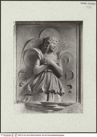 Vorderseite von Vasari [https://www.deutsche-digitale-bibliothek.de/content/lizenzen/rv-ez/] Grabmal des Kardinals Ludovico Podocatharo (+1504)Rückwand, Relief: Madonna. flankiert von Engeln - Engel links, bh474142_recto. Foto.