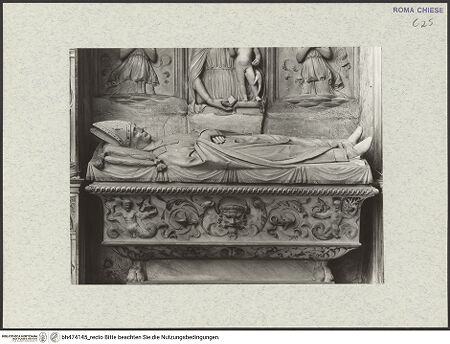Vorderseite von Vasari [https://www.deutsche-digitale-bibliothek.de/content/lizenzen/rv-ez/] Grabmal des Kardinals Ludovico Podocatharo (+1504)Sarkophag mit Liegefigur - Frontalansicht, bh474145_recto. Foto.