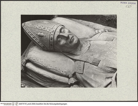 Vorderseite von Vasari [https://www.deutsche-digitale-bibliothek.de/content/lizenzen/rv-ez/] Grabmal des Kardinals Ludovico Podocatharo (+1504)Sarkophag mit Liegefigur - Detail: Kopf, bh474147_recto. Foto.