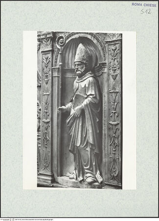Vorderseite von Vasari [https://www.deutsche-digitale-bibliothek.de/content/lizenzen/rv-ez/] Ehemaliger HochaltarRechte obere Muschelnische: Augustinusstatue - Gesamtansicht von schräg rechts, bh474162_recto. Foto.