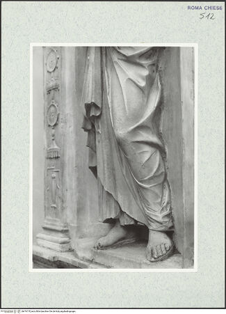 Vorderseite von Vasari [https://www.deutsche-digitale-bibliothek.de/content/lizenzen/rv-ez/] Ehemaliger HochaltarLinke untere Muschelnische: Petrusstatue - untere Körperpartie, bh474170_recto. Foto.