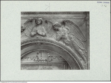 Vorderseite von Vasari [https://www.deutsche-digitale-bibliothek.de/content/lizenzen/rv-ez/] Ehemaliger HochaltarEngelgruppe über dem mittleren Rundbogen - Detail, bh474172_recto. Foto.