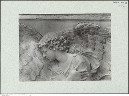 Vorderseite von Vasari [https://www.deutsche-digitale-bibliothek.de/content/lizenzen/rv-ez/] Ehemaliger HochaltarEngelgruppe über dem mittleren Rundbogen - Detail des rechten Engels, bh474174_recto. Foto.