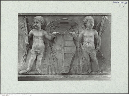 Vorderseite von Vasari [https://www.deutsche-digitale-bibliothek.de/content/lizenzen/rv-ez/] Ehemaliger HochaltarAltarsockel, linkes Relief: zwei Putten mit dem Wappen des Kardinals Rodrigo Borgias (später Papst Alexander VI.) - , bh474180_recto. Foto.