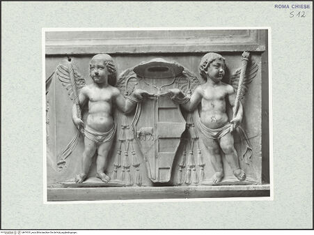 Vorderseite von Vasari [https://www.deutsche-digitale-bibliothek.de/content/lizenzen/rv-ez/] Ehemaliger HochaltarAltarsockel, rechtes Relief: zwei Putten mit dem Wappen des Kardinals Rodrigo Borgias (später Papst Alexander VI.) - , bh474181_recto. Foto.